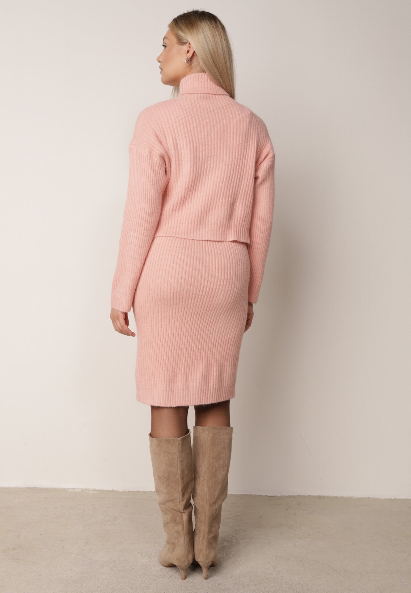j&x Set din tricot cu dungi bumbac și lână asortat: rochie și cu guler înalt Miorra Roz