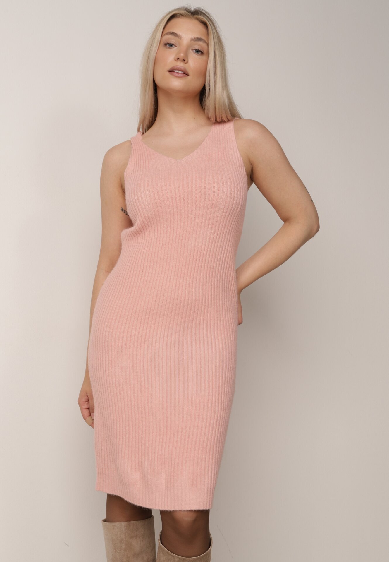 j&x Set din tricot cu dungi bumbac și lână asortat: rochie și cu guler înalt Miorra Roz