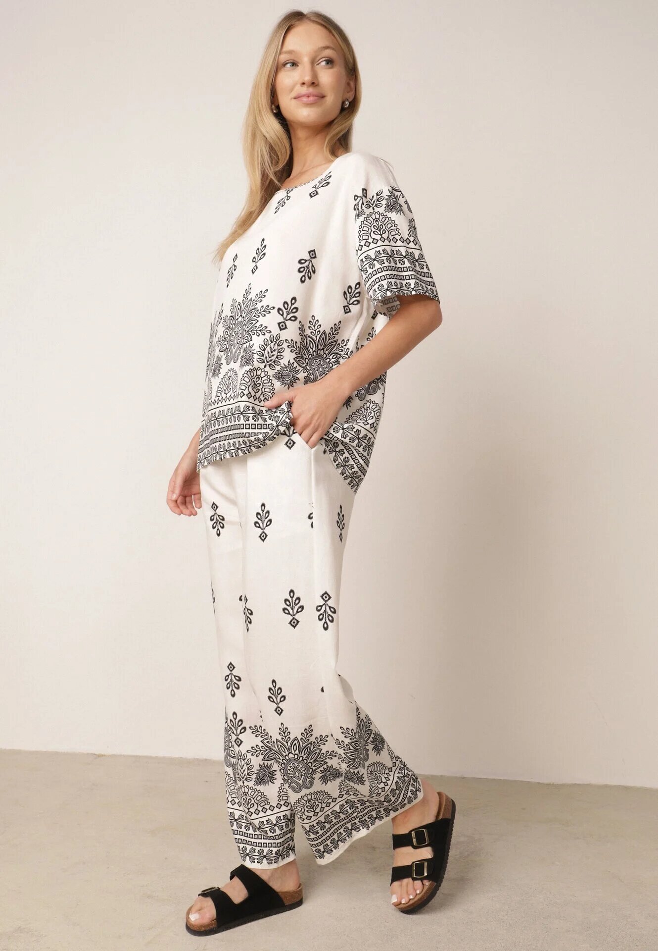 j&x Set din viscoză cu pantaloni largi și bluză lejeră cu imprimeu paisley Thela Alb