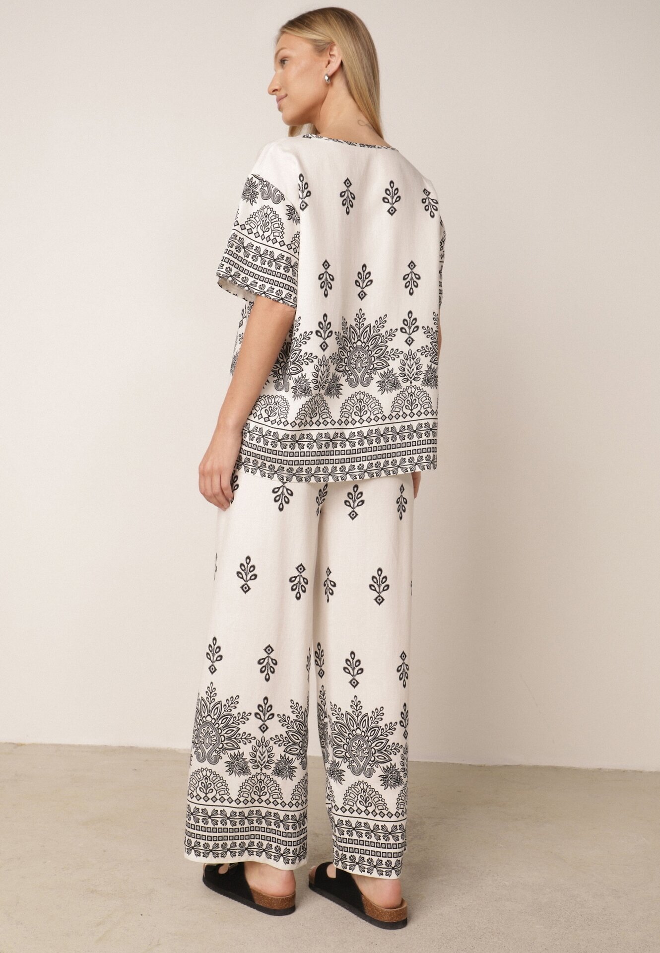 j&x Set din viscoză cu pantaloni largi și bluză lejeră cu imprimeu paisley Thela Alb