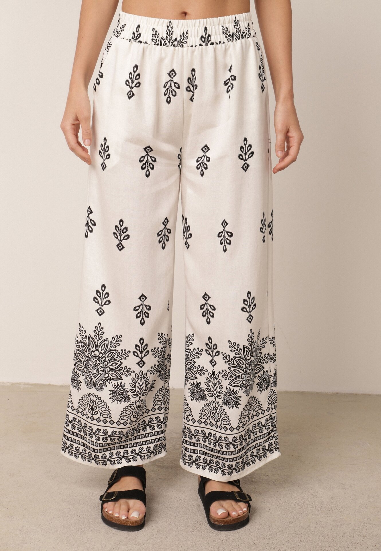 j&x Set din viscoză cu pantaloni largi și bluză lejeră cu imprimeu paisley Thela Alb