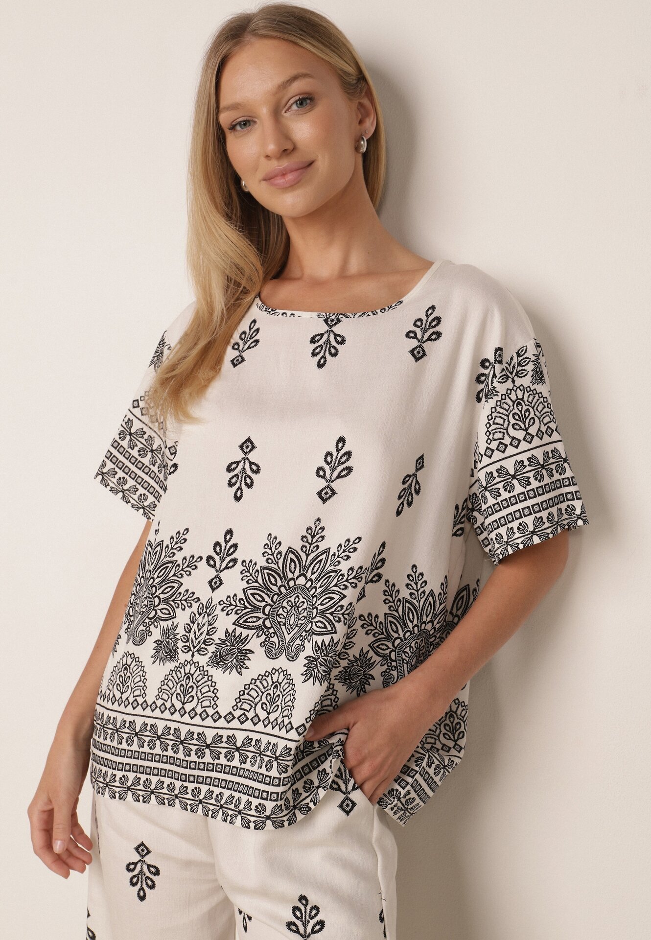 j&x Set din viscoză cu pantaloni largi și bluză lejeră cu imprimeu paisley Thela Alb