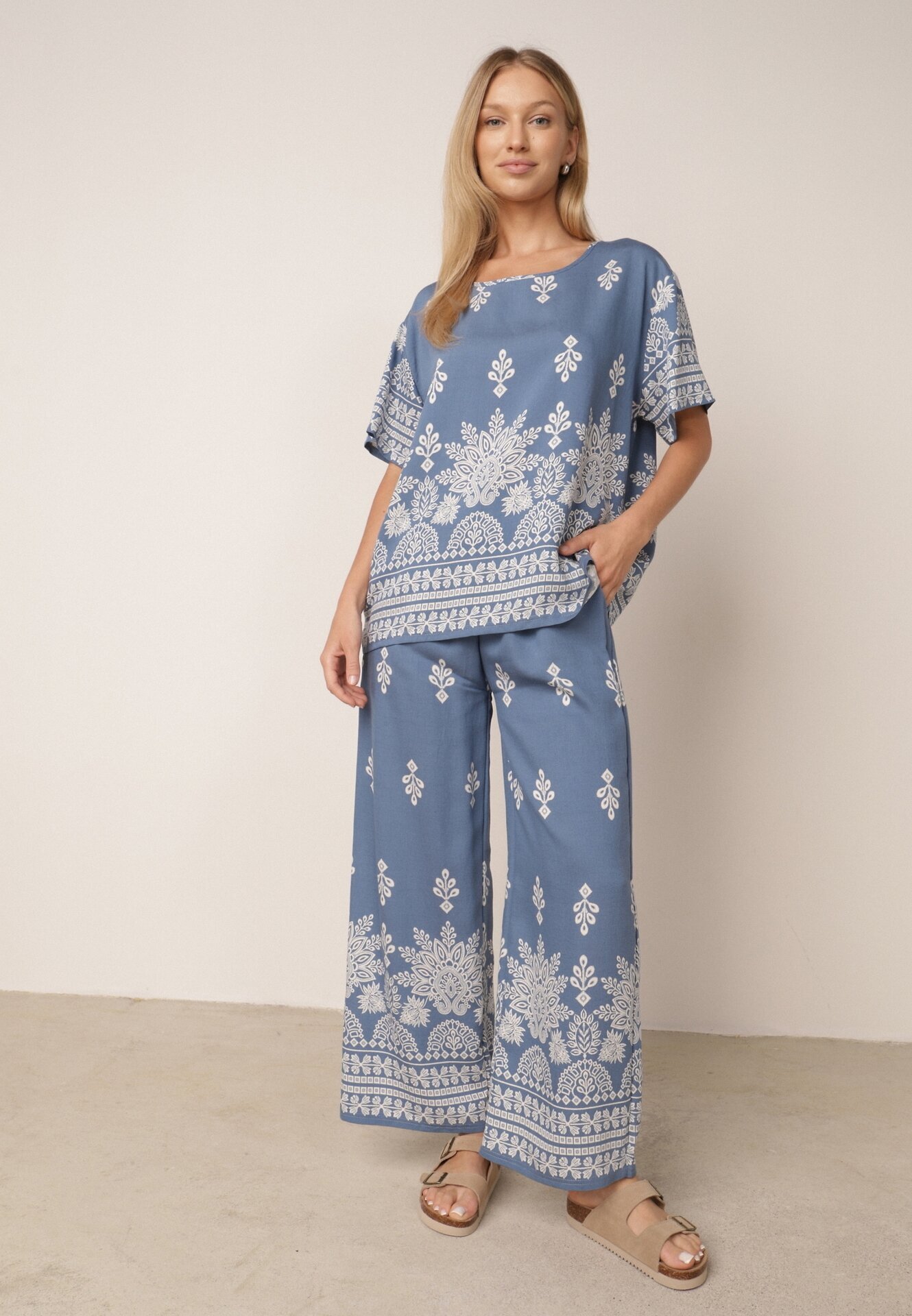 j&x Set din viscoză cu pantaloni largi și bluză lejeră cu imprimeu paisley Thela Albastru