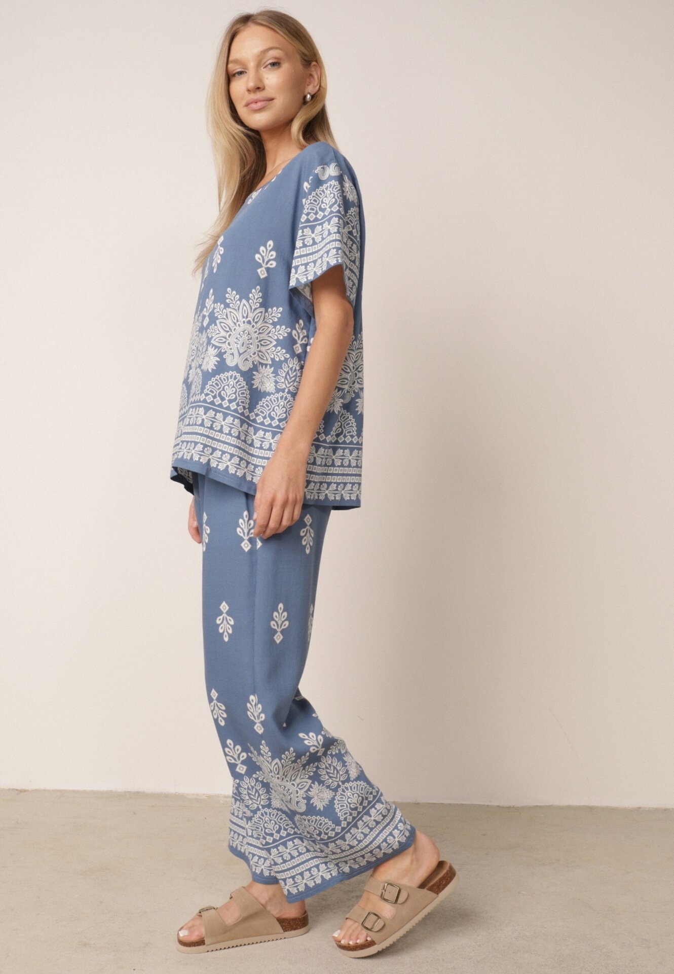 j&x Set din viscoză cu pantaloni largi și bluză lejeră cu imprimeu paisley Thela Albastru