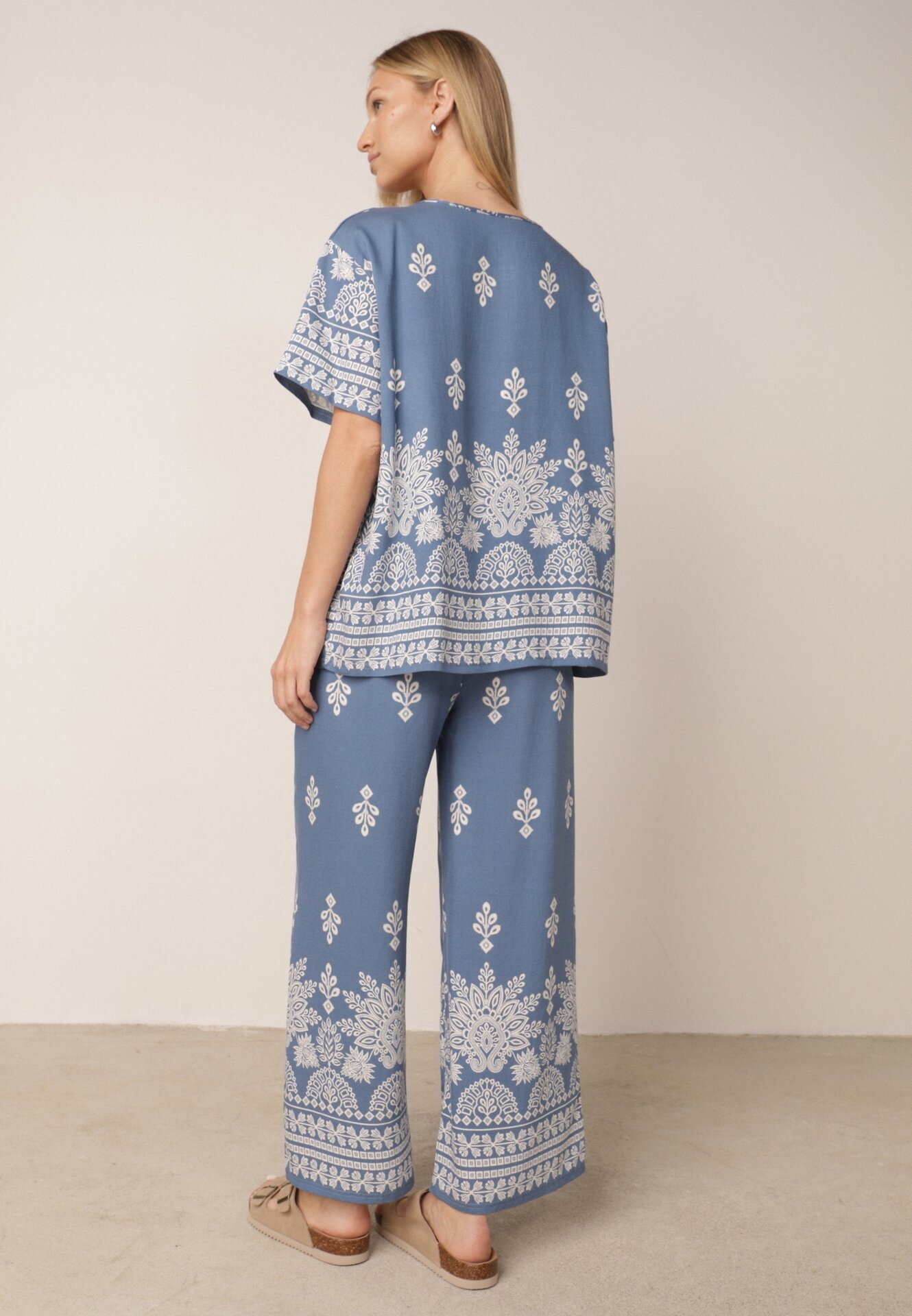 j&x Set din viscoză cu pantaloni largi și bluză lejeră cu imprimeu paisley Thela Albastru