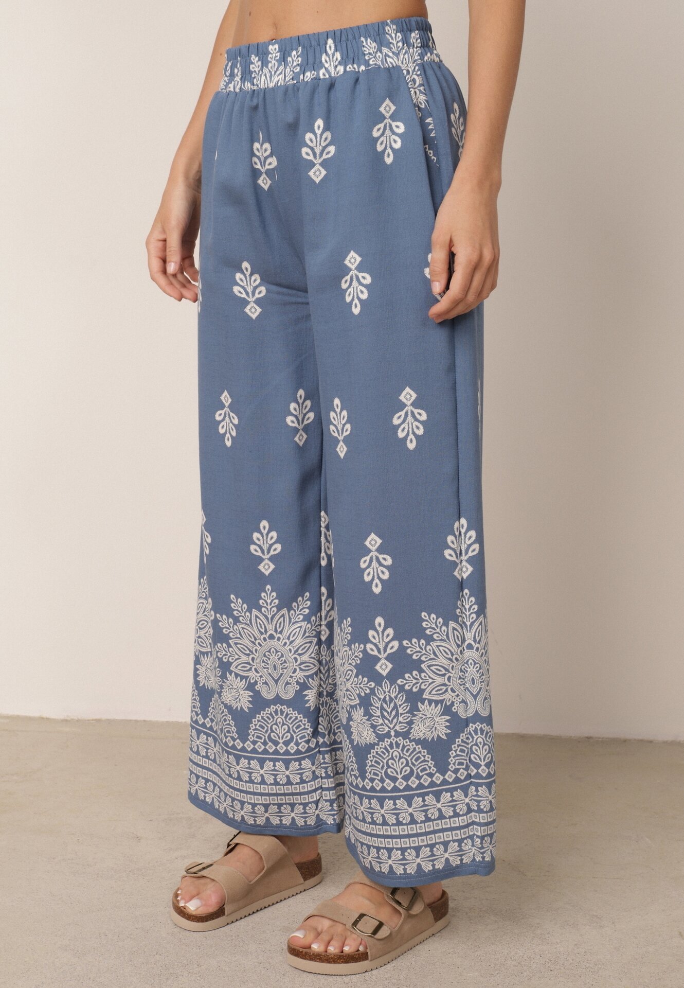 j&x Set din viscoză cu pantaloni largi și bluză lejeră cu imprimeu paisley Thela Albastru