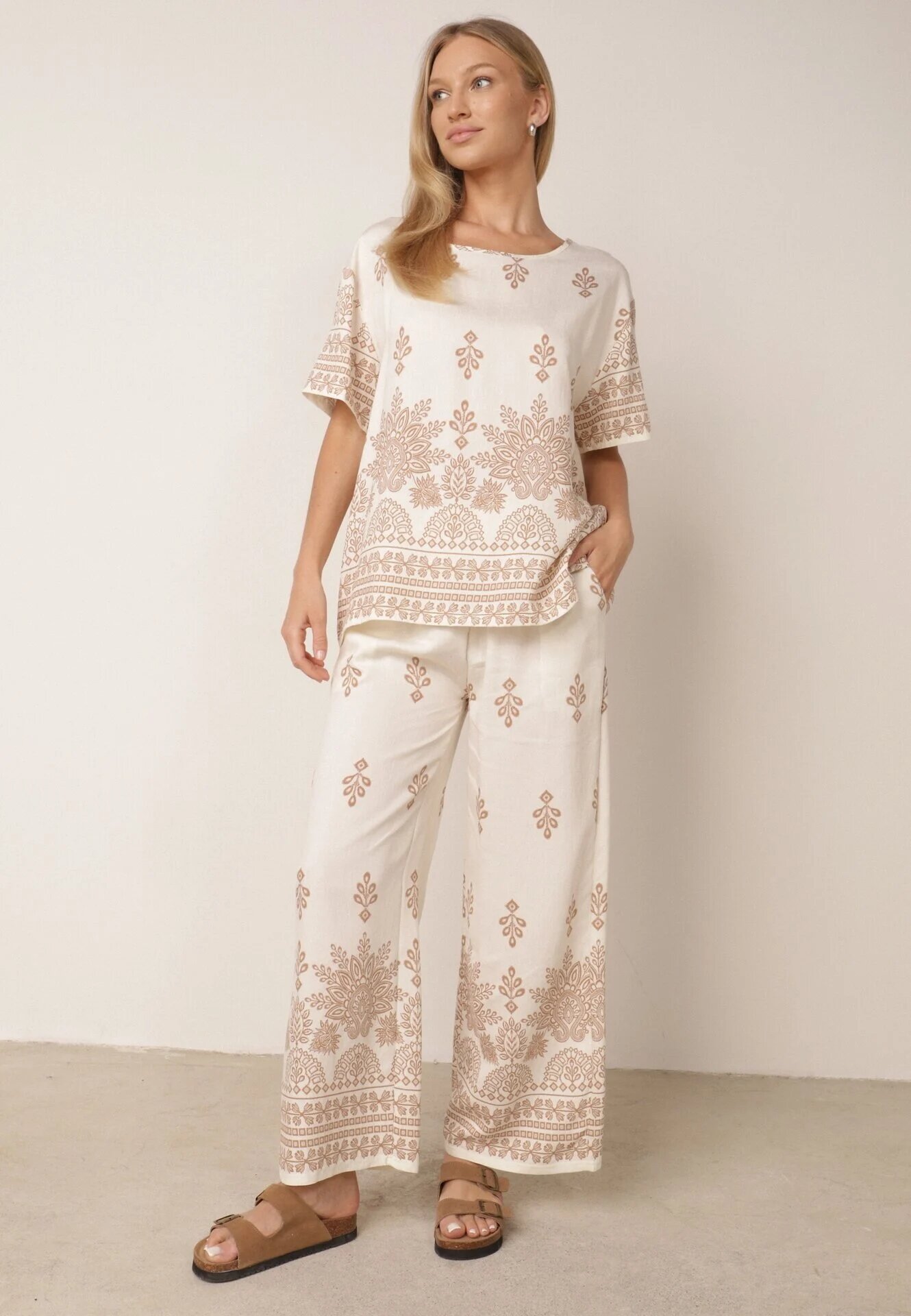 j&x Set din viscoză cu pantaloni largi și bluză lejeră cu imprimeu paisley Thela Bej