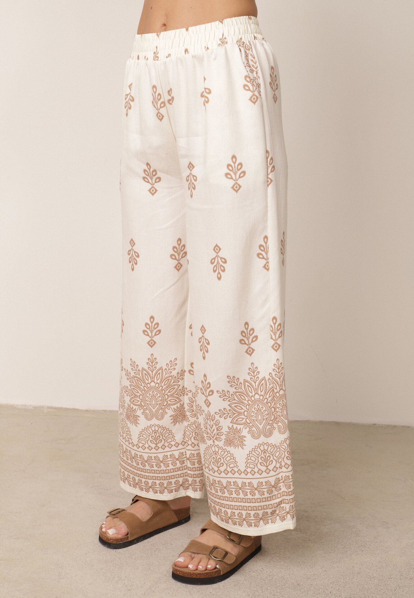 j&x Set din viscoză cu pantaloni largi și bluză lejeră cu imprimeu paisley Thela Bej