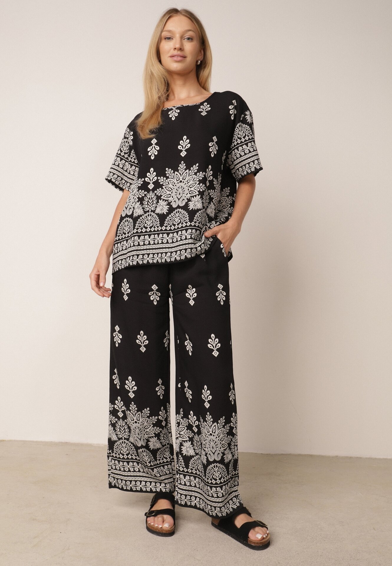 j&x Set din viscoză cu pantaloni largi și bluză lejeră cu imprimeu paisley Thela Negru
