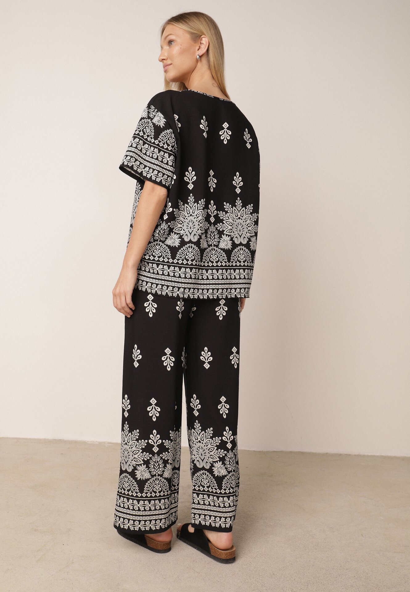 j&x Set din viscoză cu pantaloni largi și bluză lejeră cu imprimeu paisley Thela Negru