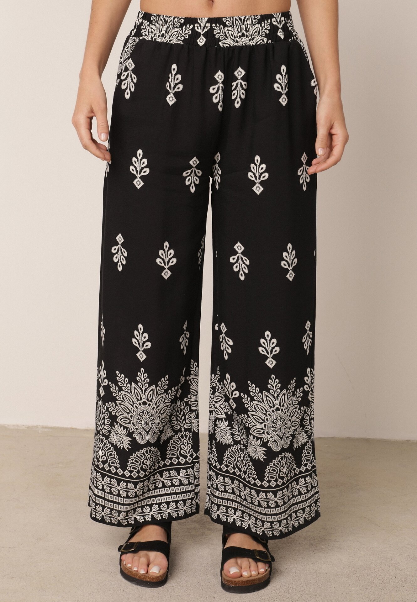 j&x Set din viscoză cu pantaloni largi și bluză lejeră cu imprimeu paisley Thela Negru