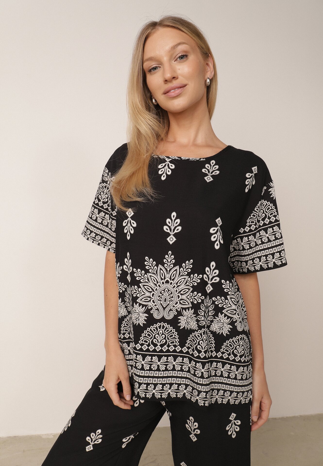 j&x Set din viscoză cu pantaloni largi și bluză lejeră cu imprimeu paisley Thela Negru