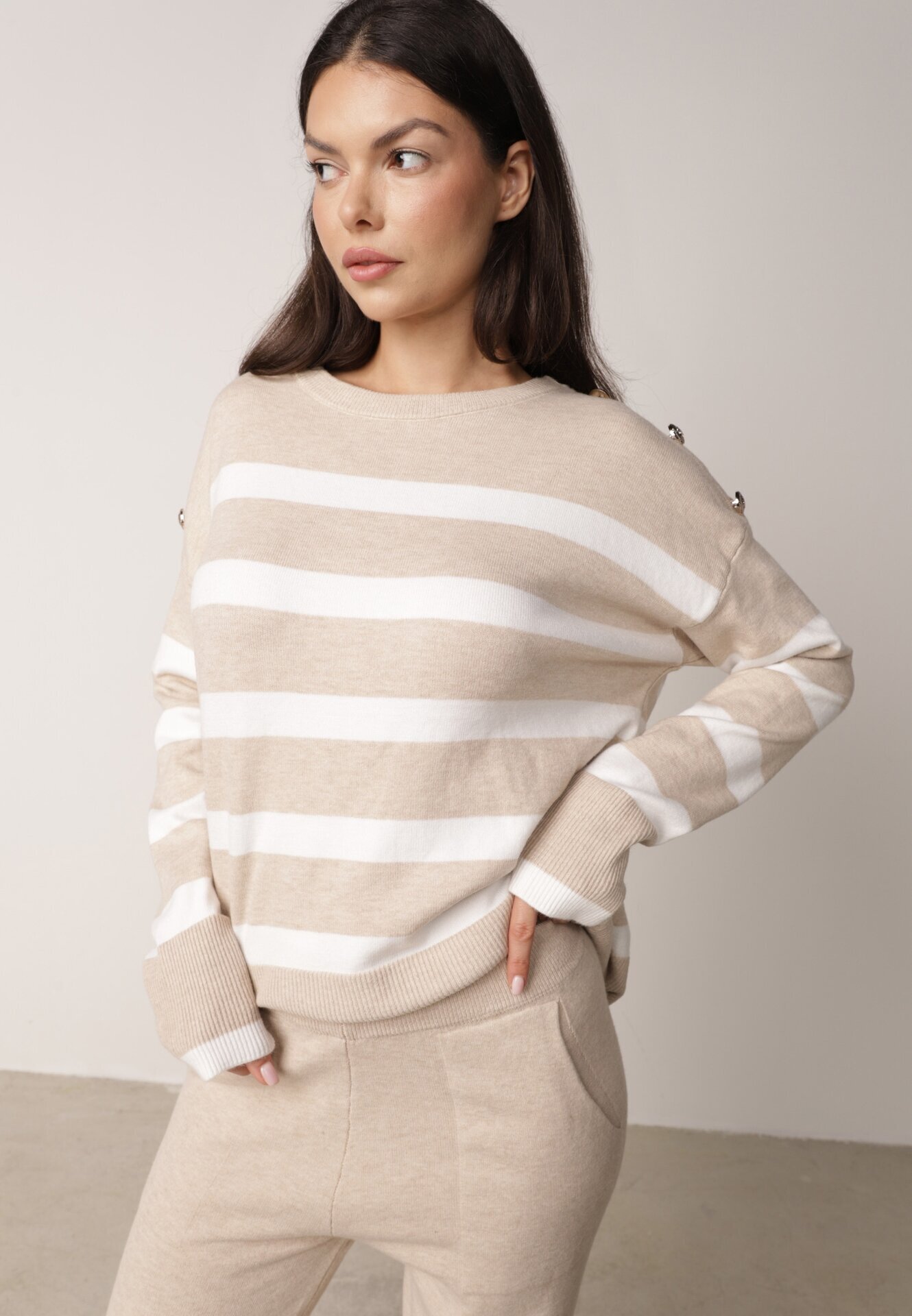 j&x Set tricot cu bumbac pulover în dungi cu nasturi decorativi și pantaloni Tiuves Bej
