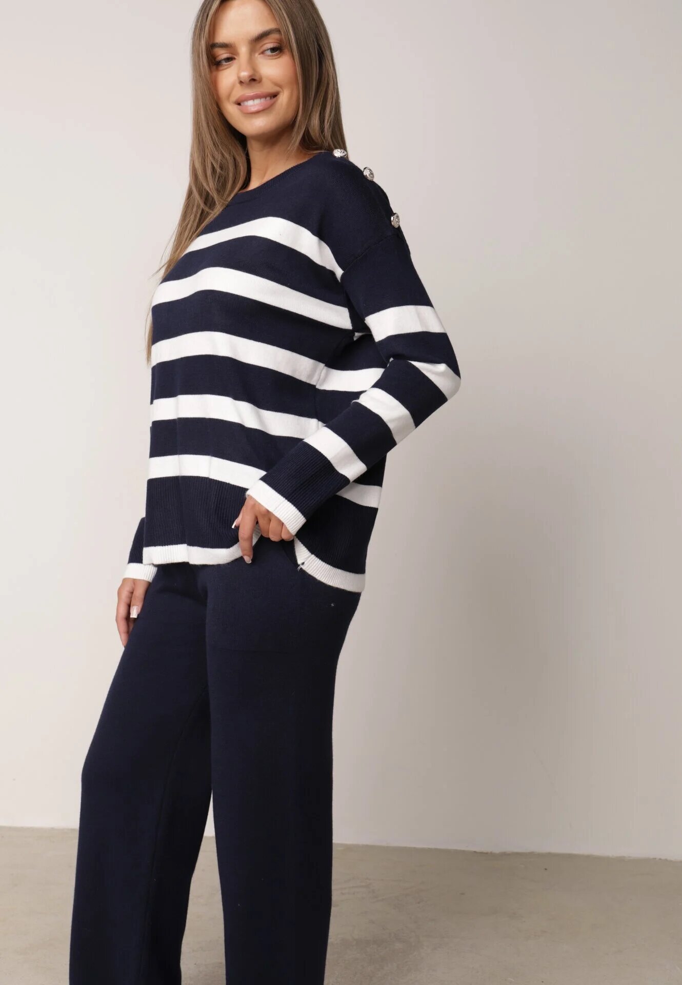 j&x Set tricot cu bumbac pulover în dungi cu nasturi decorativi și pantaloni Tiuves Bleumarin