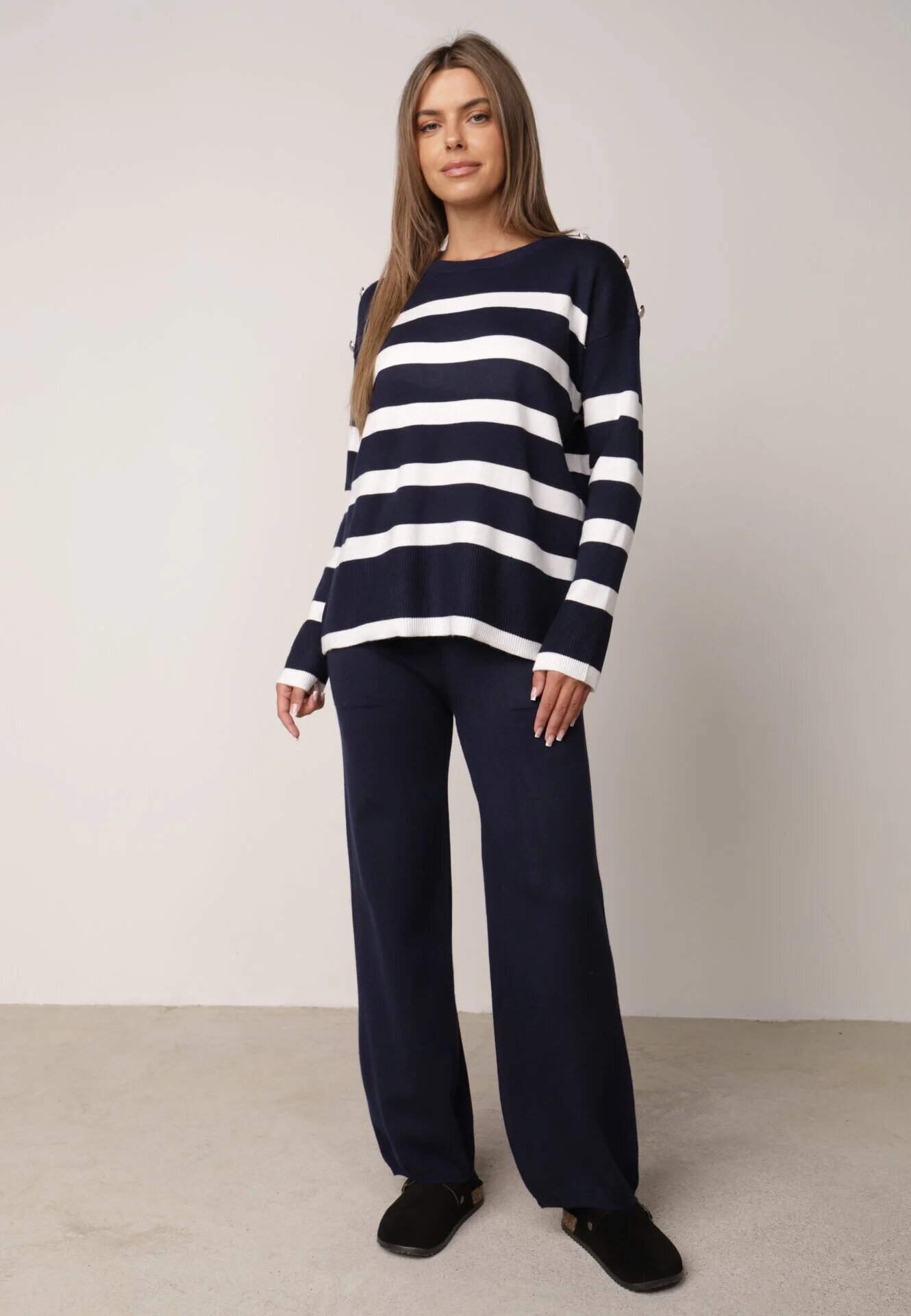 j&x Set tricot cu bumbac pulover în dungi cu nasturi decorativi și pantaloni Tiuves Bleumarin