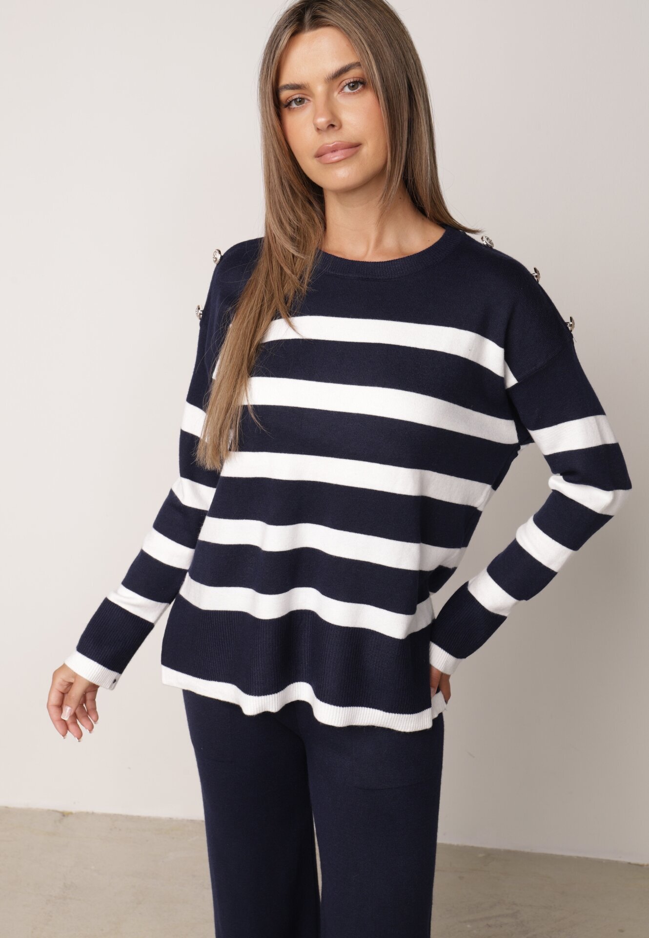 j&x Set tricot cu bumbac pulover în dungi cu nasturi decorativi și pantaloni Tiuves Bleumarin