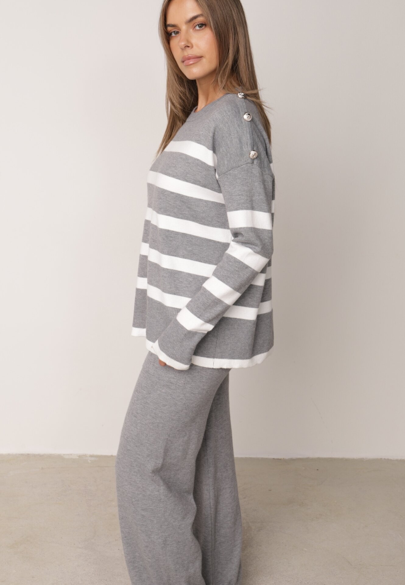 j&x Set tricot cu bumbac pulover în dungi cu nasturi decorativi și pantaloni Tiuves Gri
