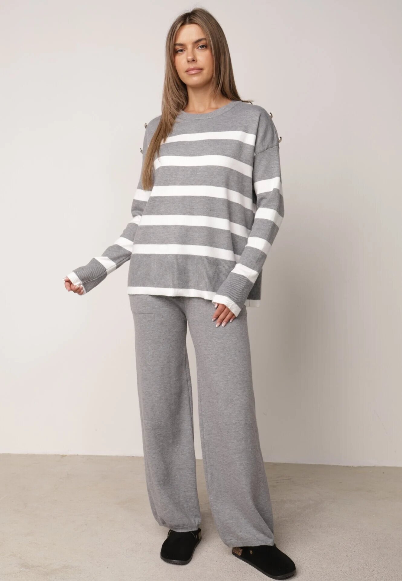 j&x Set tricot cu bumbac pulover în dungi cu nasturi decorativi și pantaloni Tiuves Gri