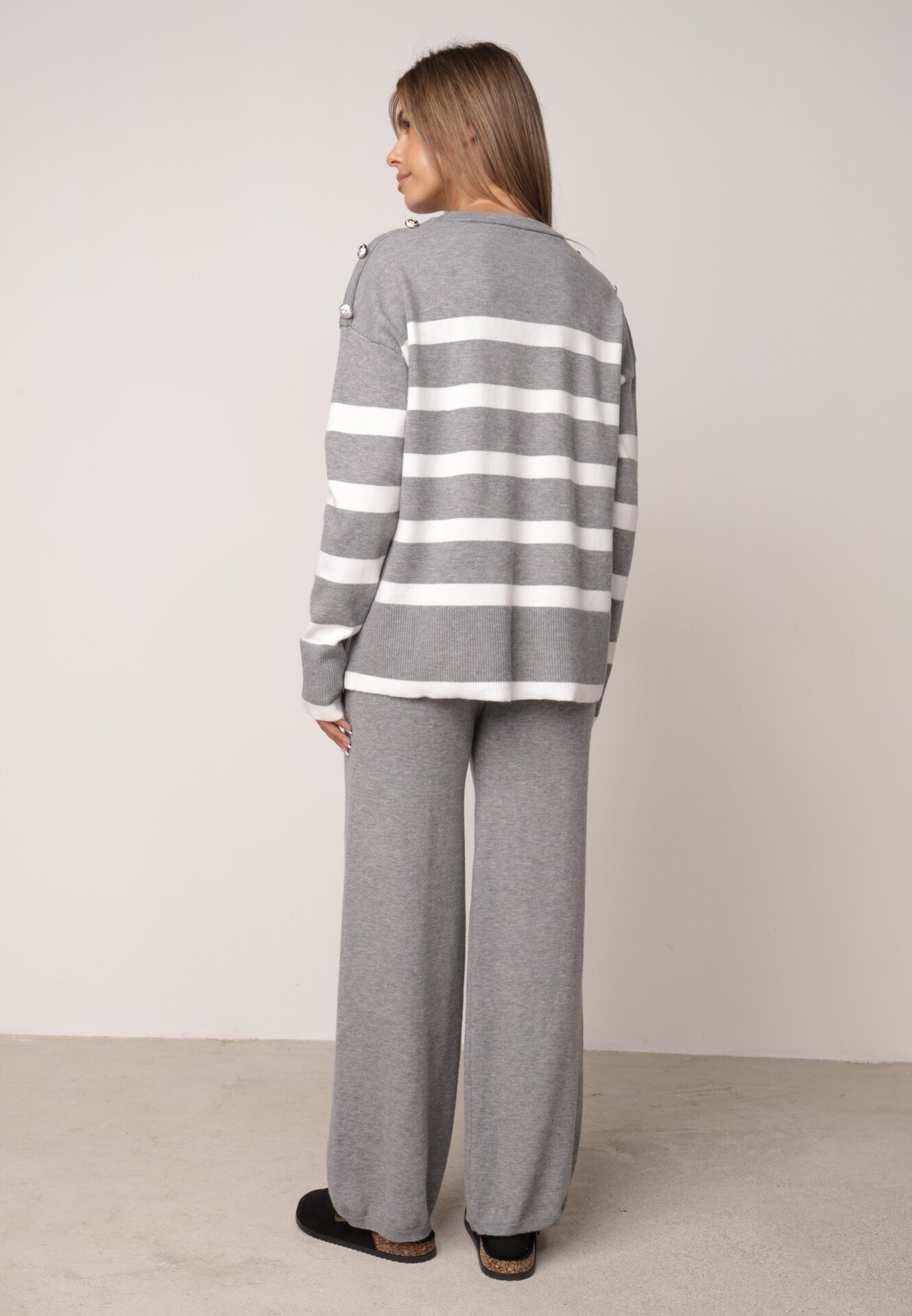 j&x Set tricot cu bumbac pulover în dungi cu nasturi decorativi și pantaloni Tiuves Gri