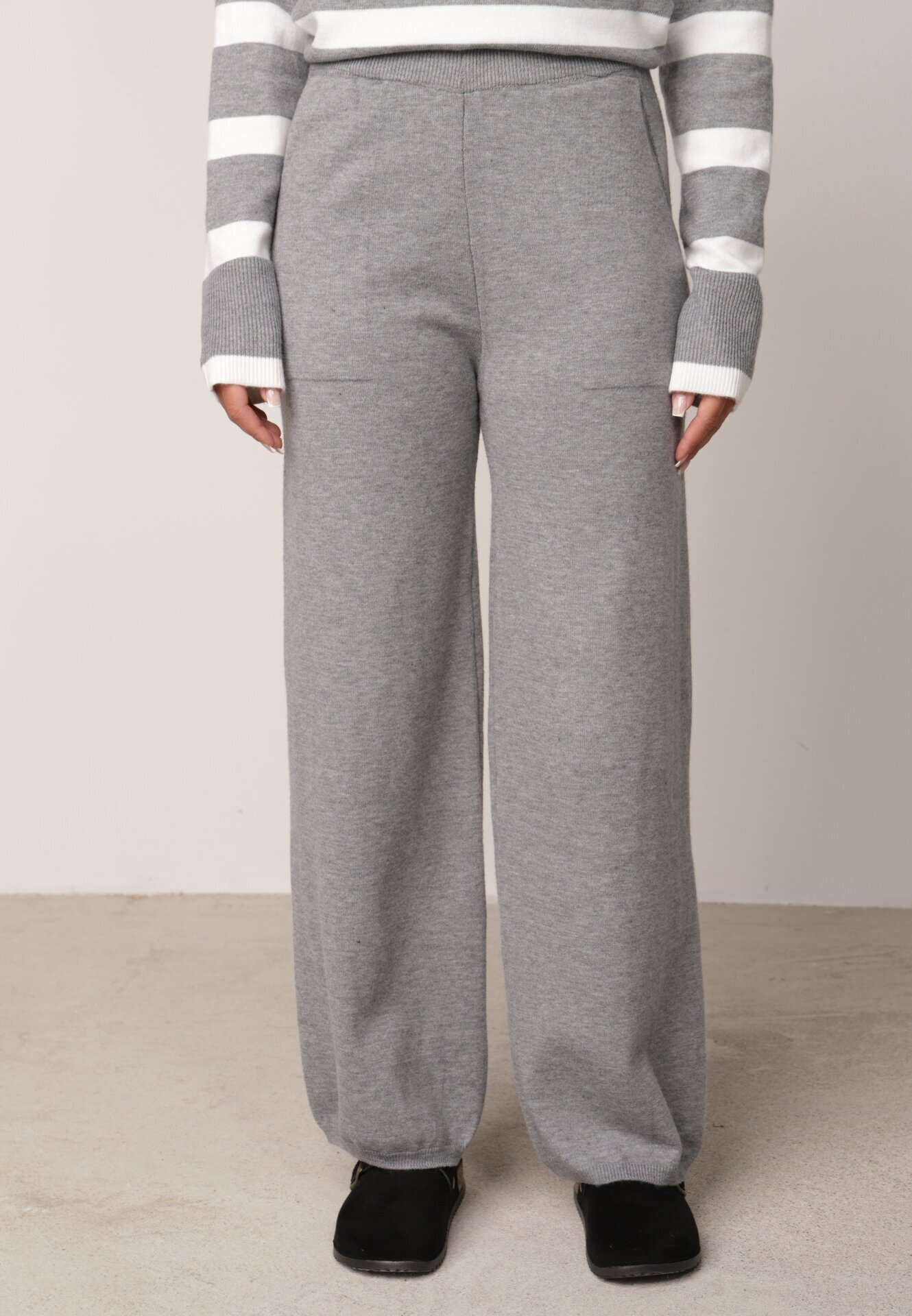 j&x Set tricot cu bumbac pulover în dungi cu nasturi decorativi și pantaloni Tiuves Gri