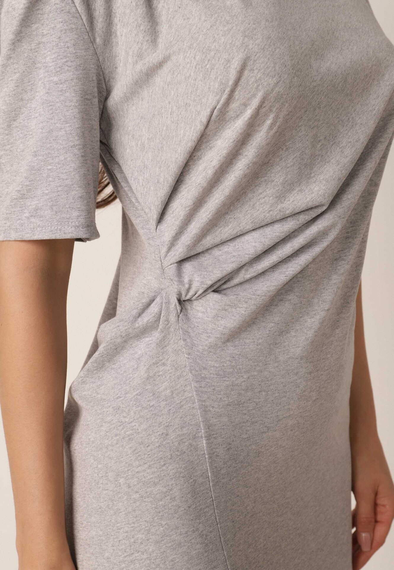 jumelle Rochie T-shirt din bumbac cu fronseu care evidențiază talia Timiore Gri