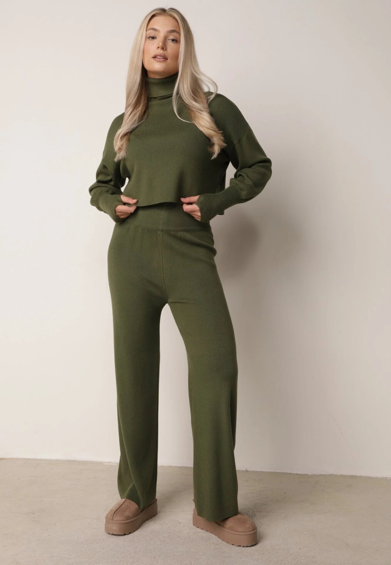  Komplet Verde Tricotat cu Vâscoză Bluză tip golf cu elastic și Pantaloni largi Noridra