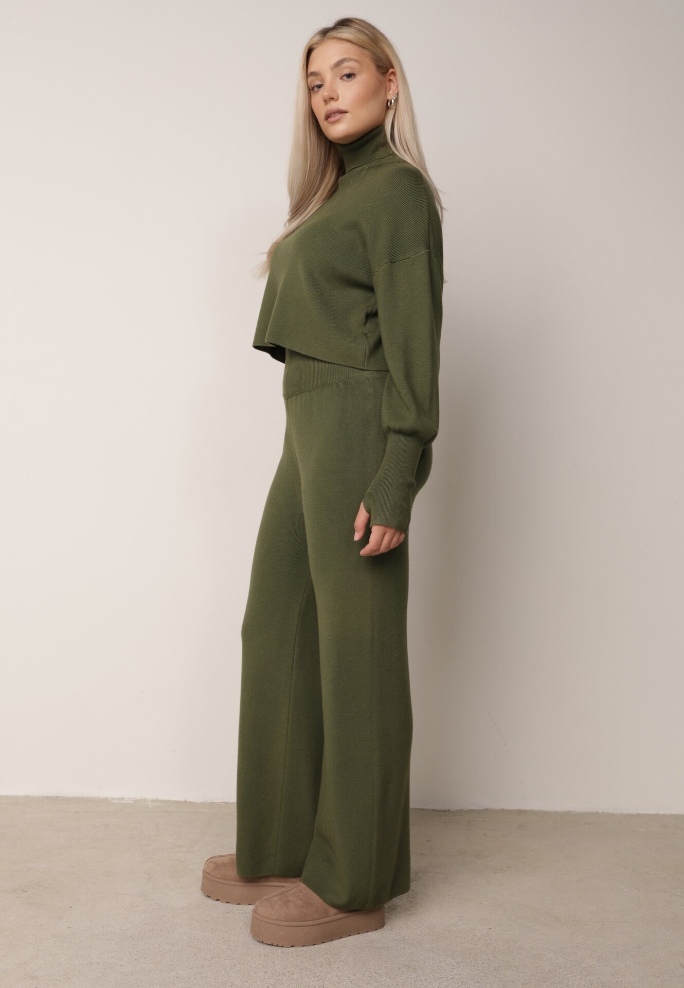  Komplet Verde Tricotat cu Vâscoză Bluză tip golf cu elastic și Pantaloni largi Noridra