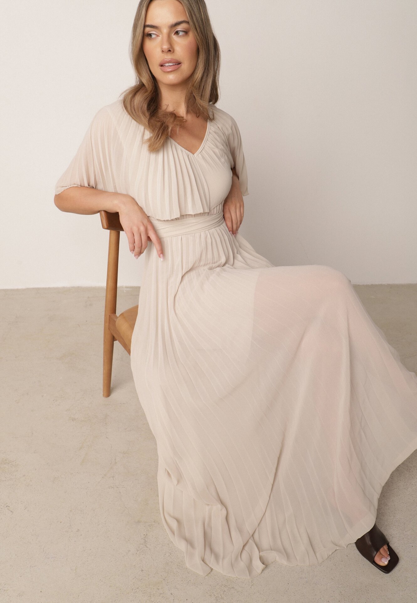 lily rose Rochie bej plisată cu volan larg la decolteu Dinara