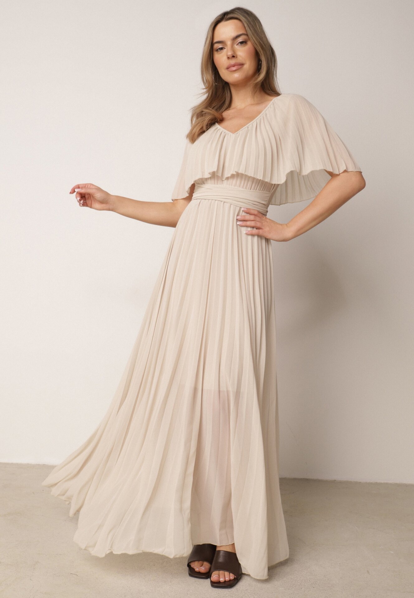 lily rose Rochie bej plisată cu volan larg la decolteu Dinara