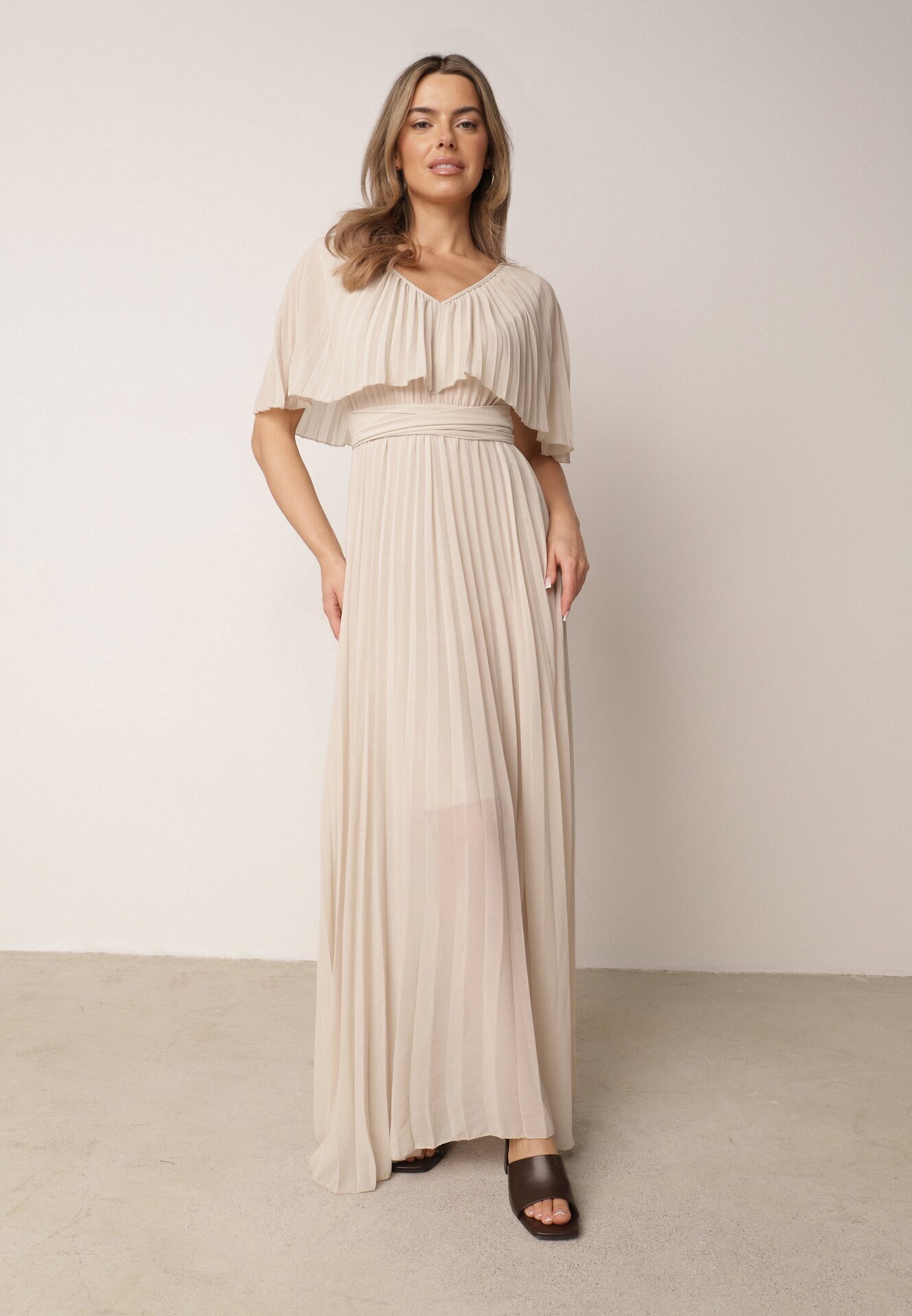 lily rose Rochie bej plisată cu volan larg la decolteu Dinara