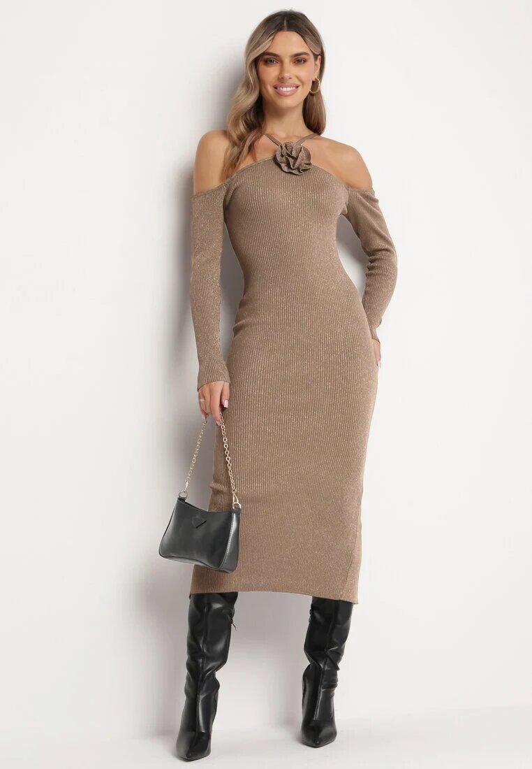 lovery Rochie midi bej mulată cu umeri goi și cu floare decorativă Vorella
