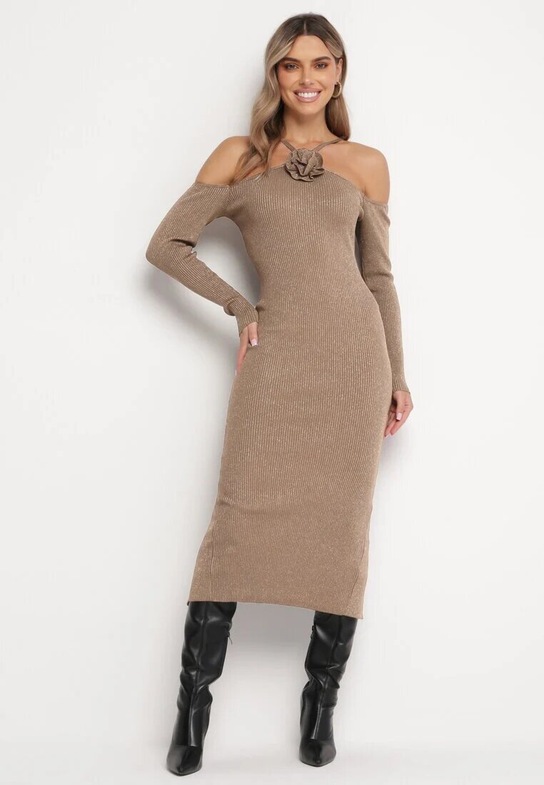 lovery Rochie midi bej mulată cu umeri goi și cu floare decorativă Vorella