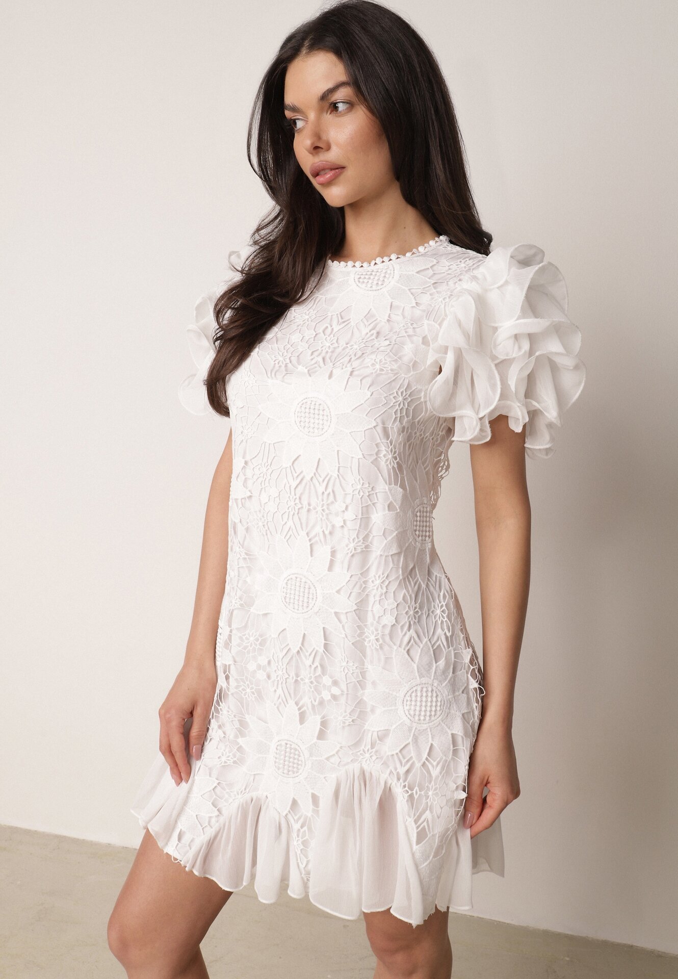 lovery Rochie Mini Albă cu Inserții de Dantelă și Volane Soffiana