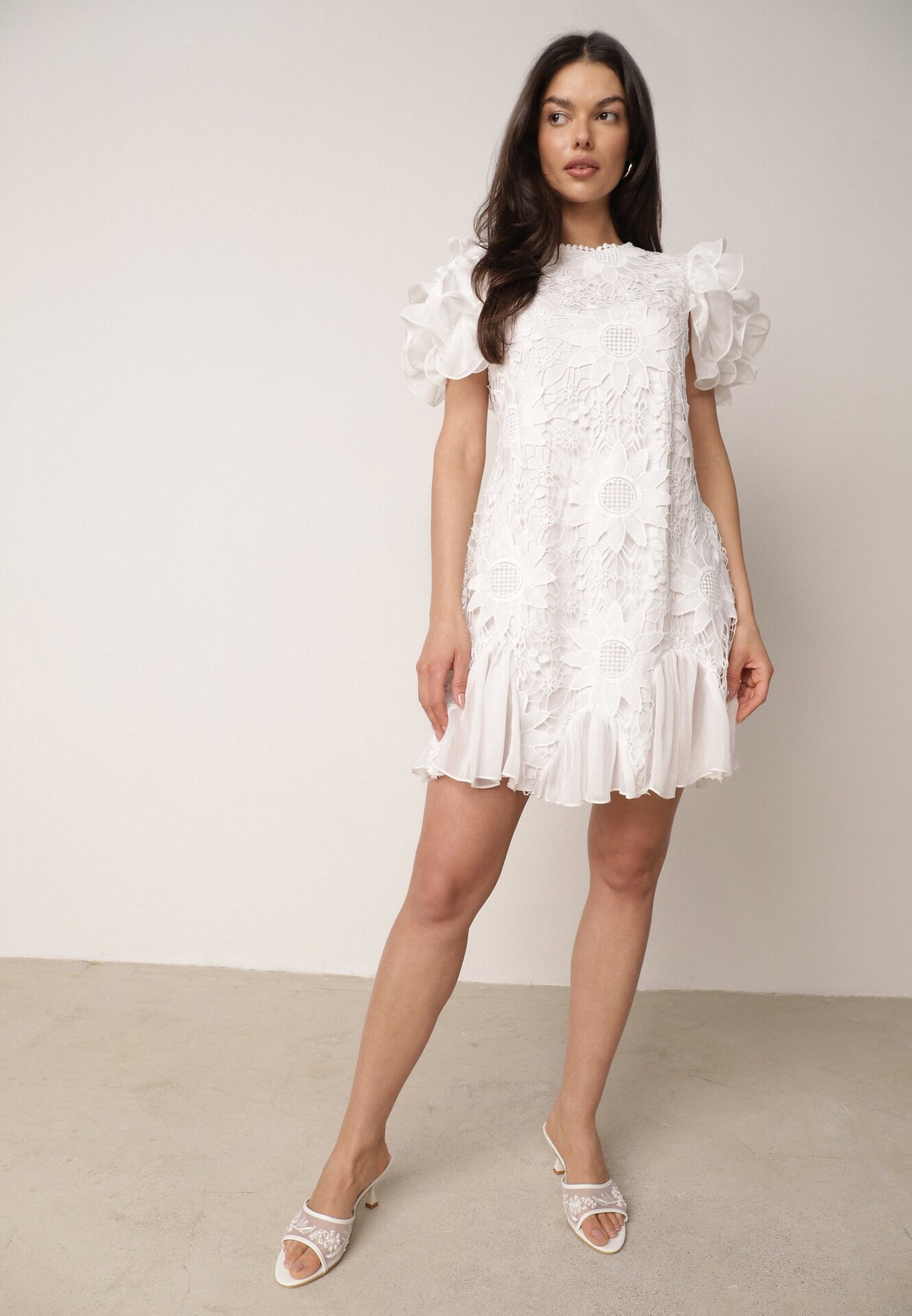 lovery Rochie Mini Albă cu Inserții de Dantelă și Volane Soffiana