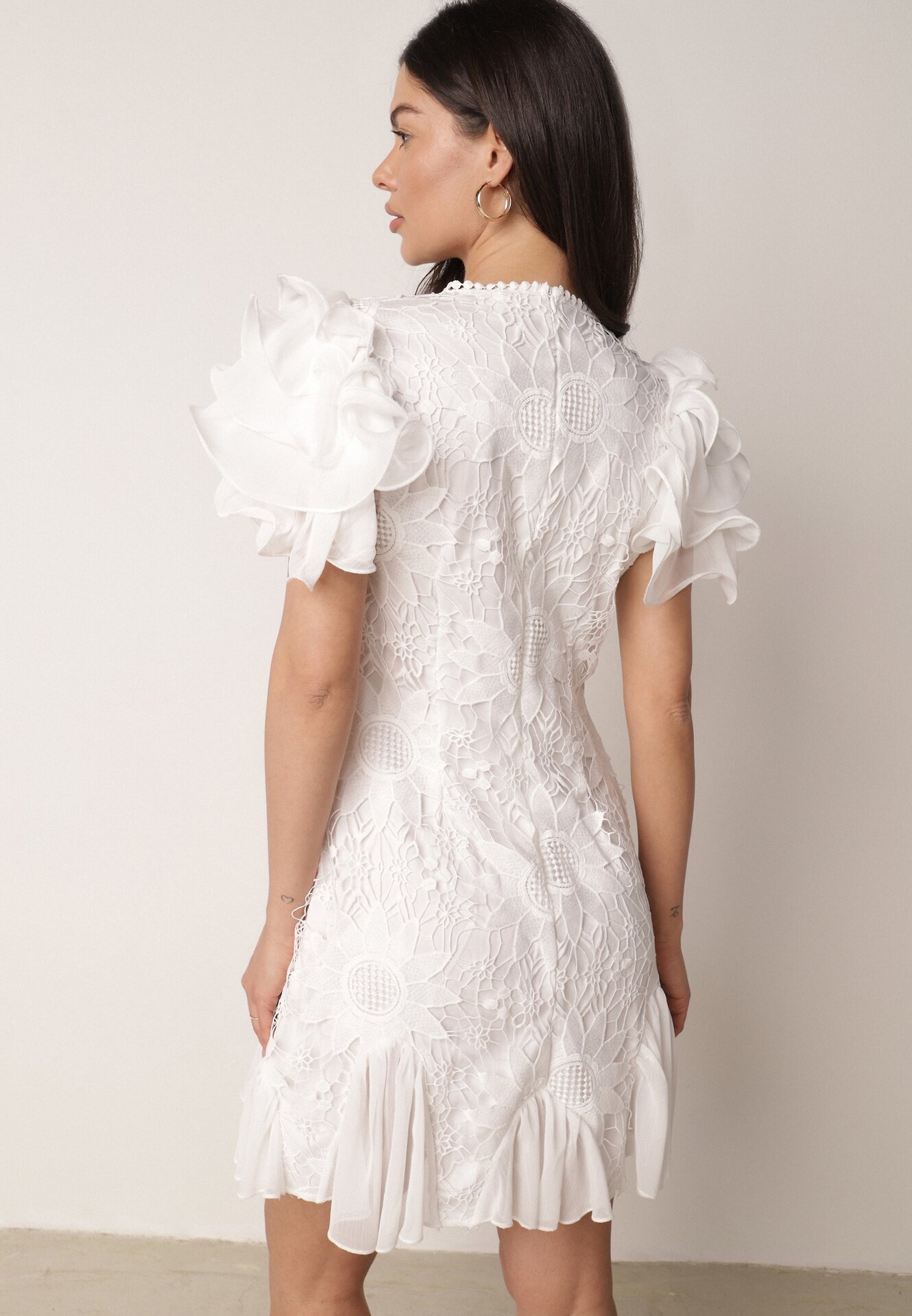 lovery Rochie Mini Albă cu Inserții de Dantelă și Volane Soffiana