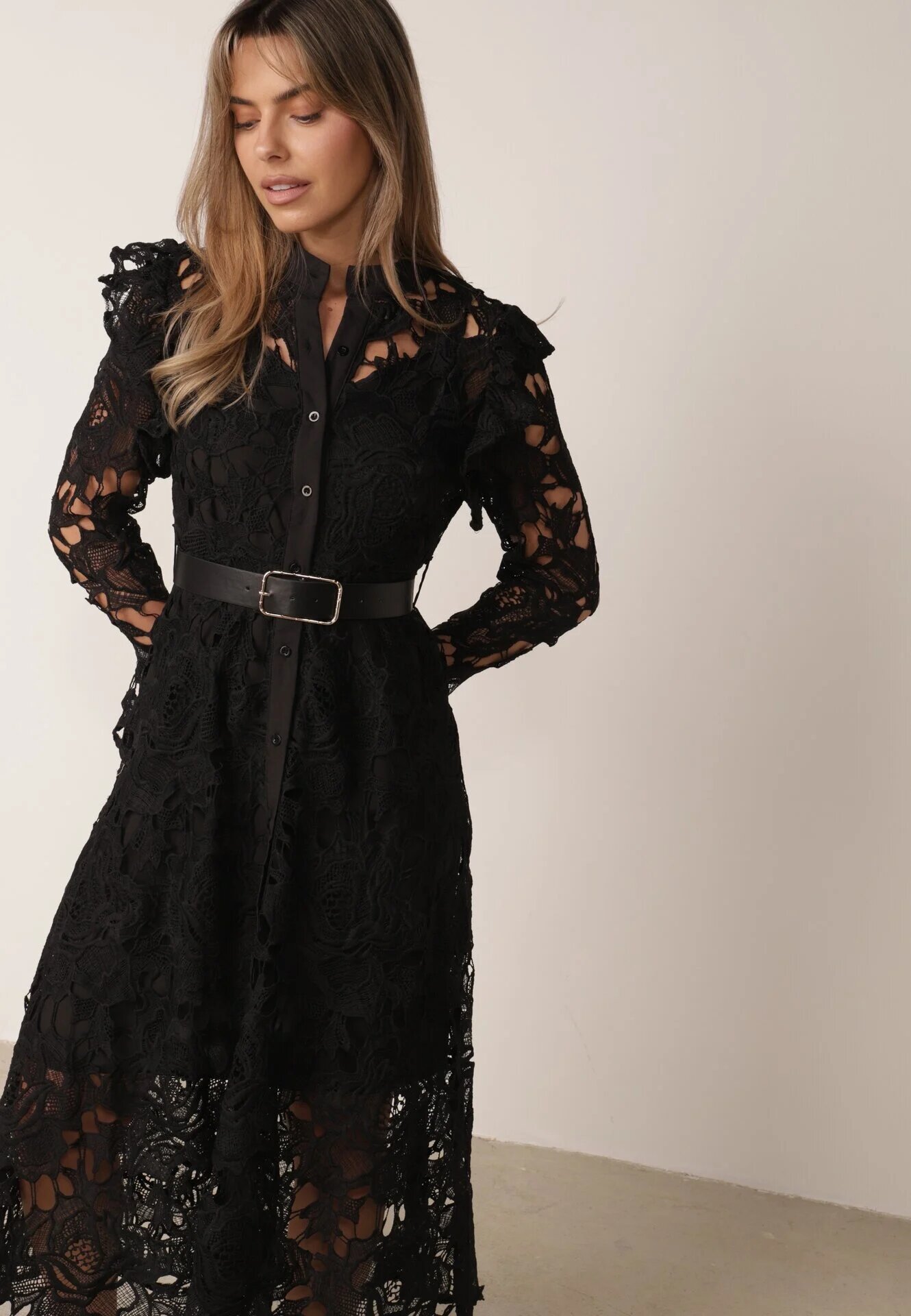 lovery Rochie Neagră Maxi din Dantelă cu Centură din Piele Ecologică și Jupon Fesumma