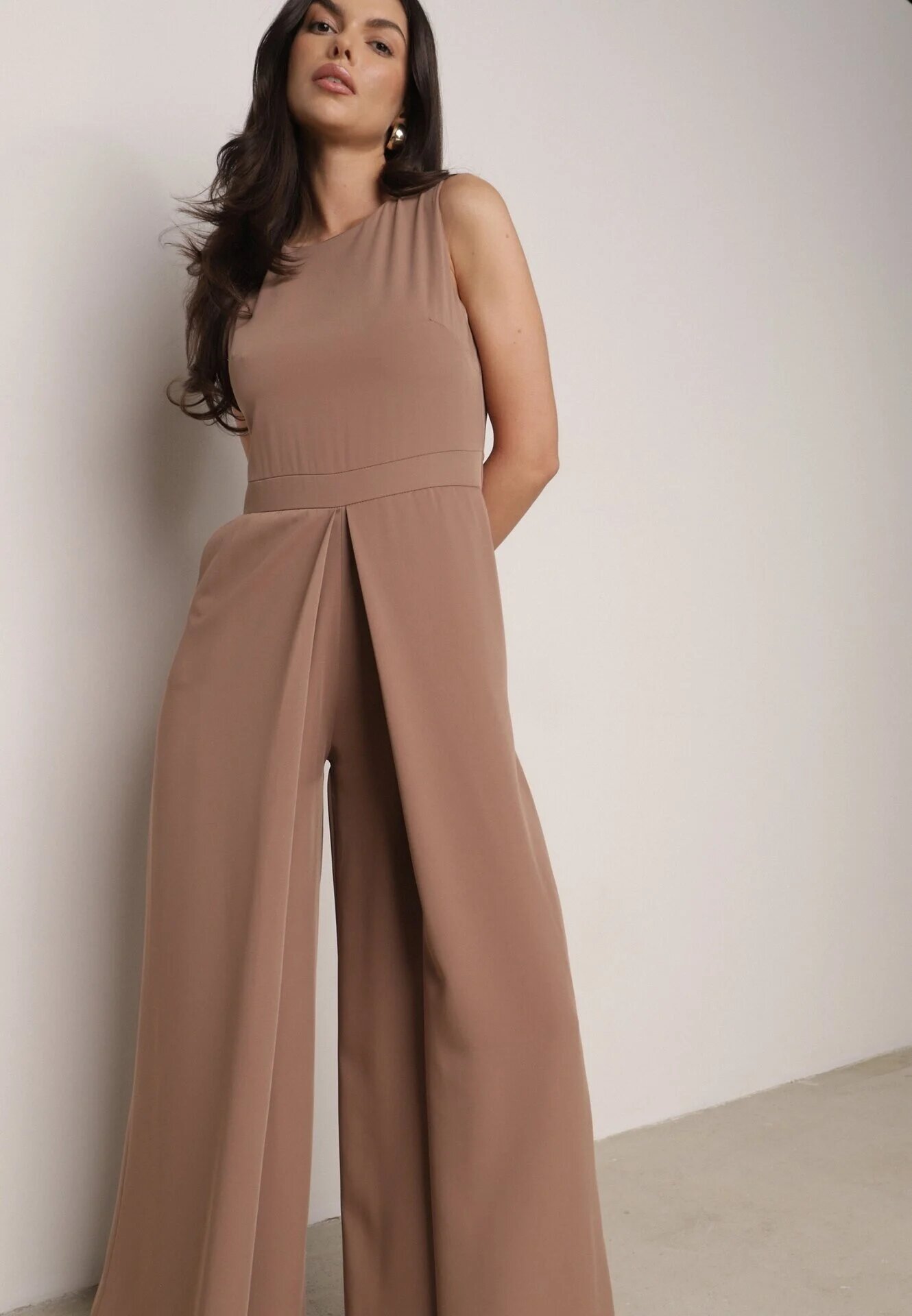 lovery Salopetă Elegantă Bej închis cu Pliuri Decorative Zellysha