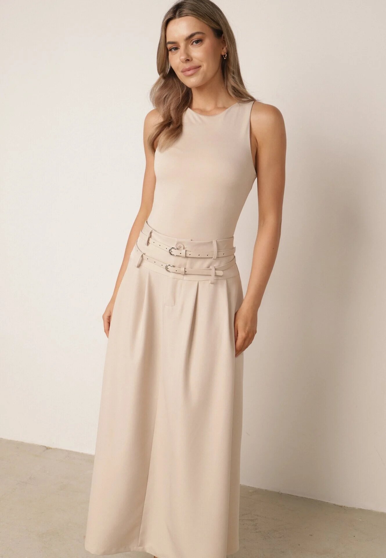 m&d fashion Fustă elegantă în croi evazat cu două curele și buzunare Antepia Bej deschis