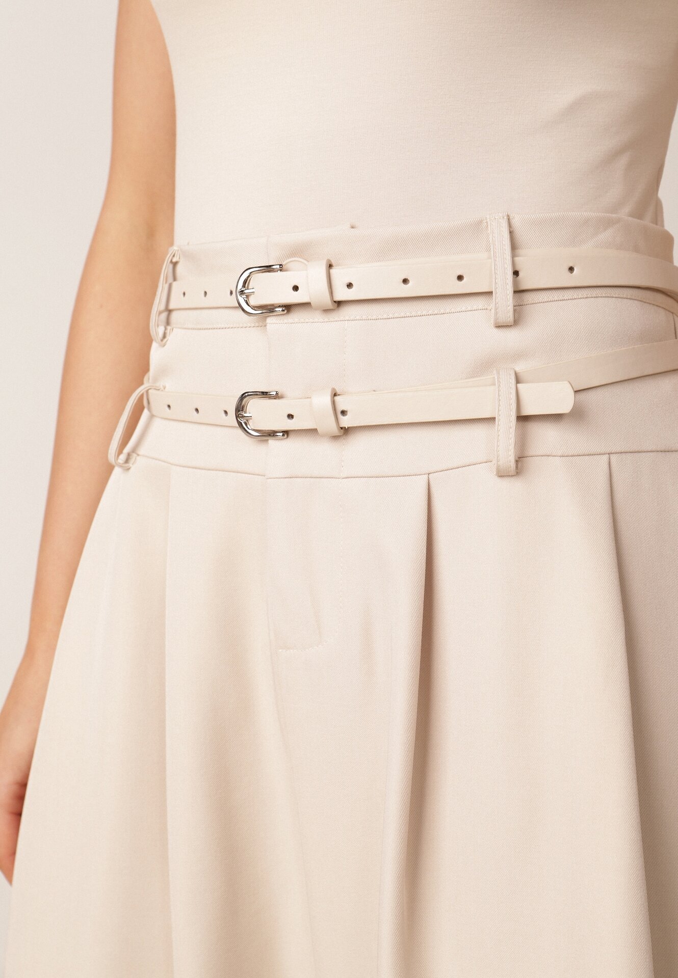 m&d fashion Fustă elegantă în croi evazat cu două curele și buzunare Antepia Bej deschis