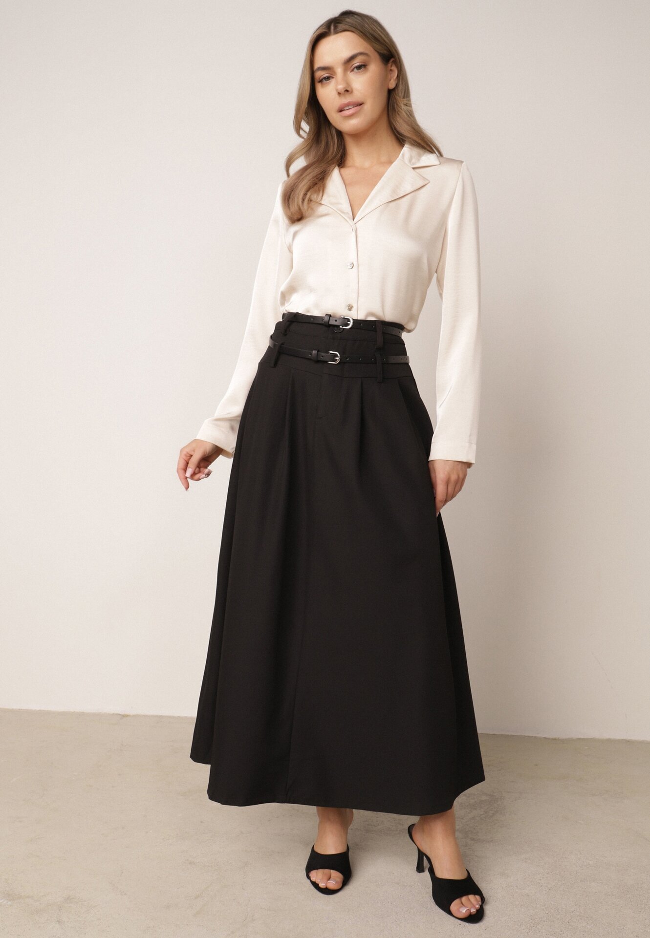 m&d fashion Fustă elegantă în croi evazat cu două curele și buzunare Antepia Neagră