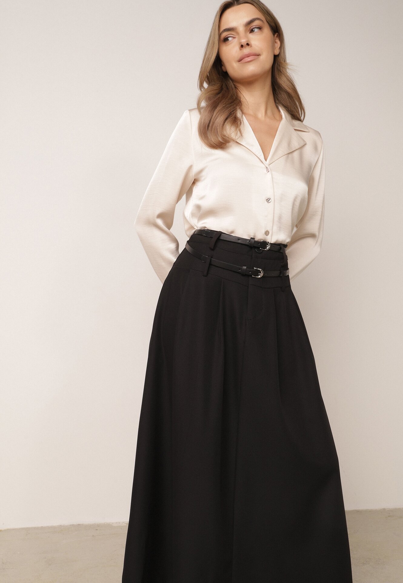 m&d fashion Fustă elegantă în croi evazat cu două curele și buzunare Antepia Neagră