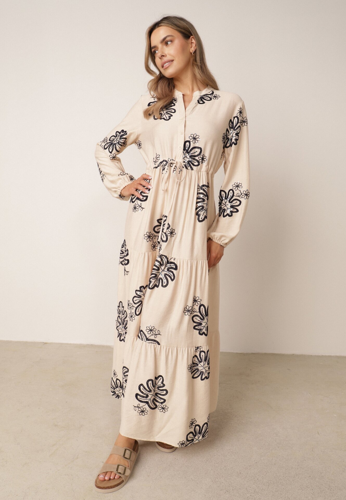 m&d fashion Rochie cu motiv floral brodată cu șnur în talie decorată cu paiete Callochis Bej