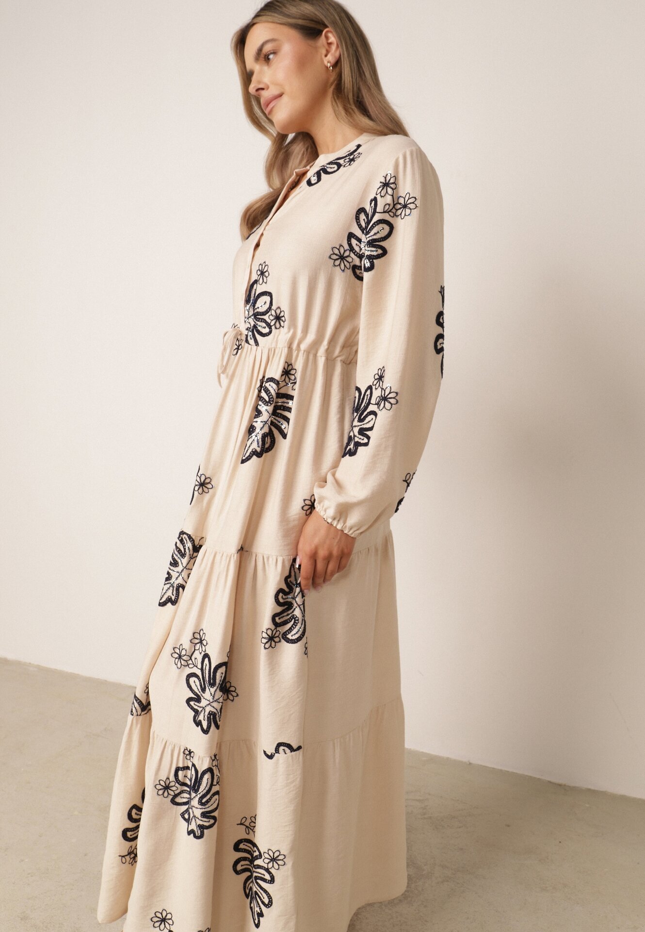 m&d fashion Rochie cu motiv floral brodată cu șnur în talie decorată cu paiete Callochis Bej
