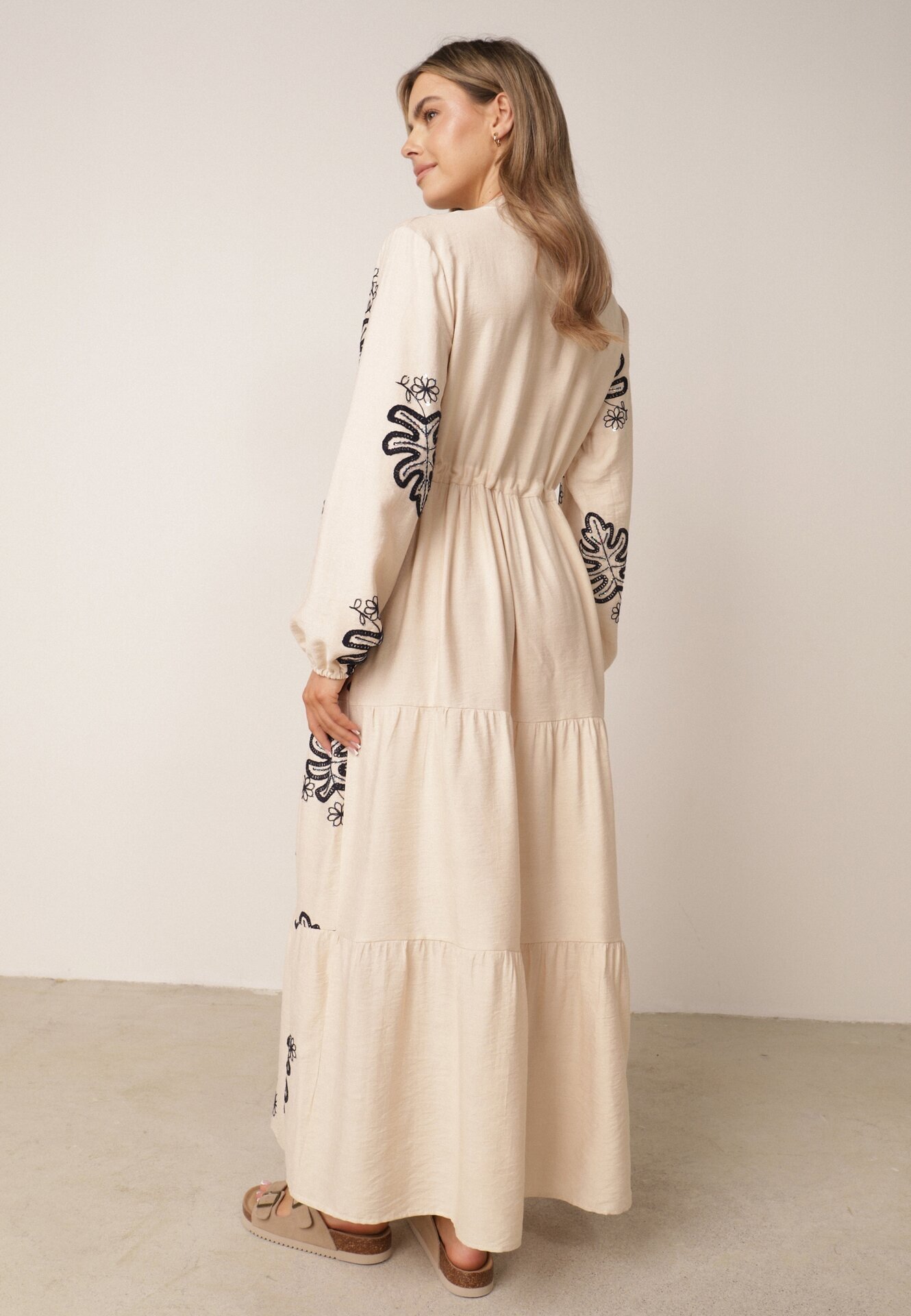 m&d fashion Rochie cu motiv floral brodată cu șnur în talie decorată cu paiete Callochis Bej