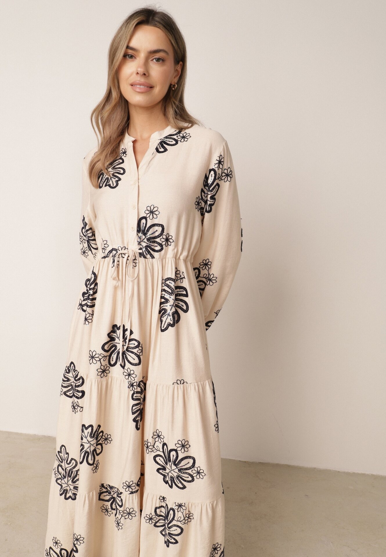 m&d fashion Rochie cu motiv floral brodată cu șnur în talie decorată cu paiete Callochis Bej