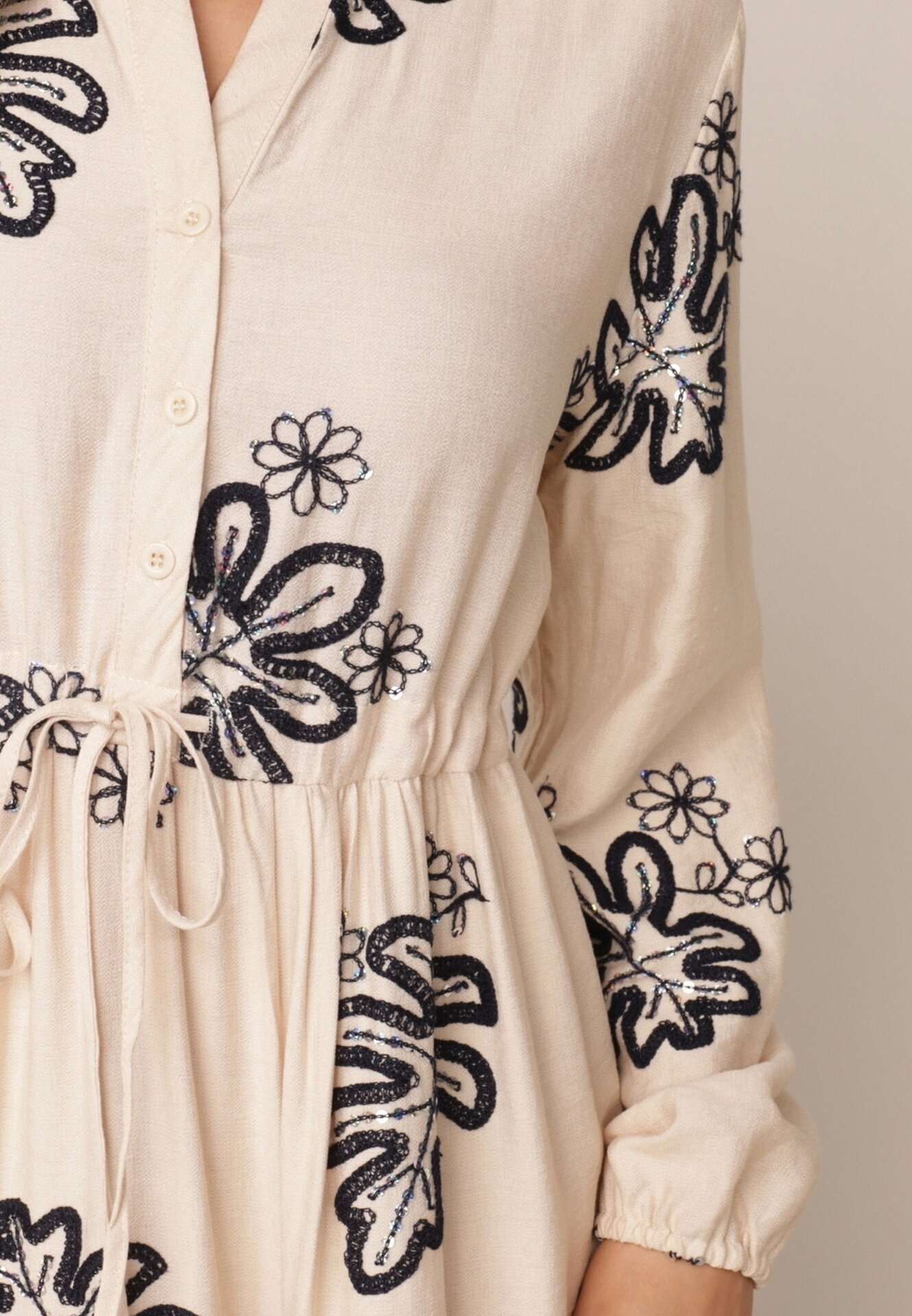 m&d fashion Rochie cu motiv floral brodată cu șnur în talie decorată cu paiete Callochis Bej
