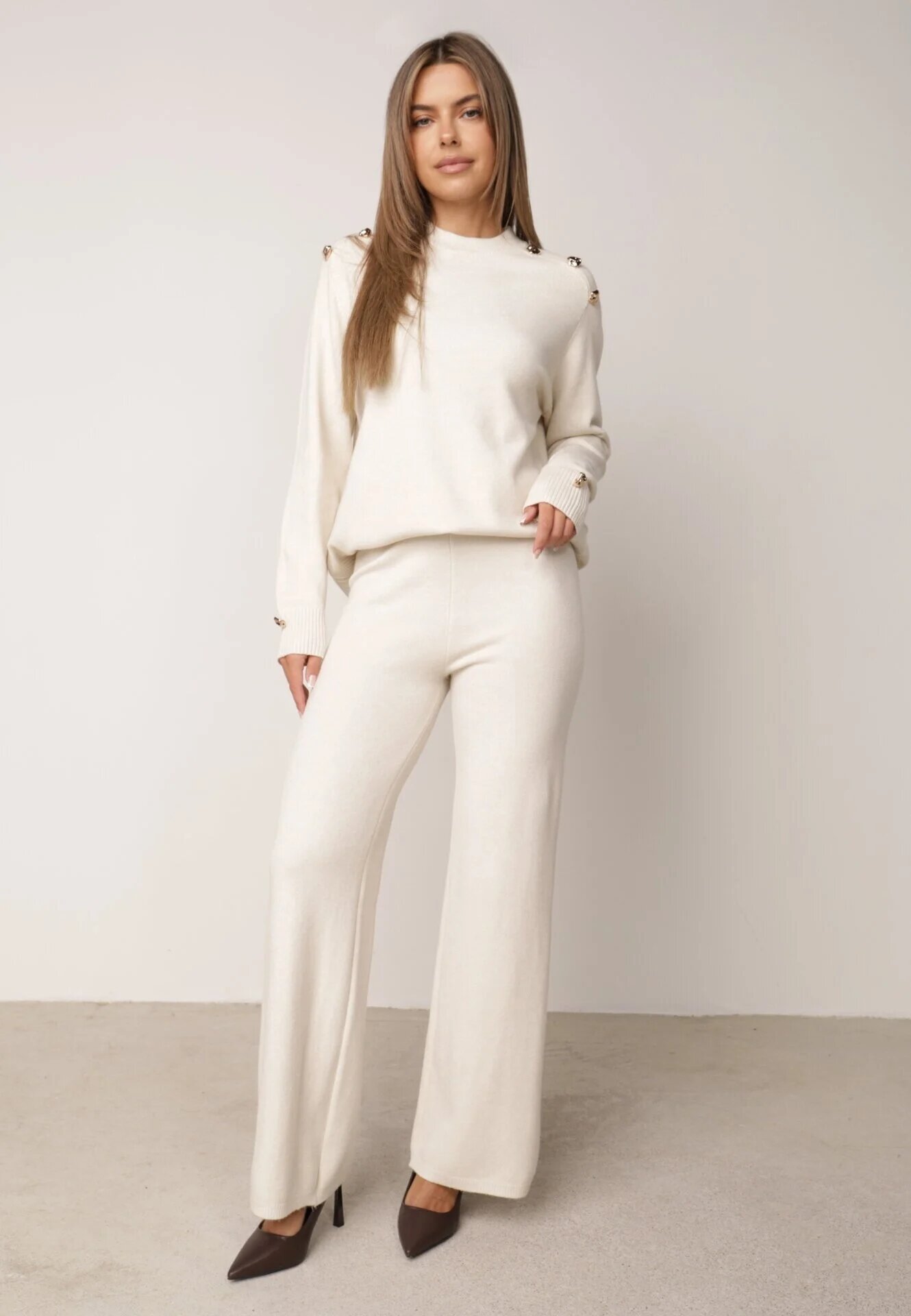 m&d fashion Set cu vâscoză pantaloni largi și pulover decorat cu nasturi Alessina Bej deschis