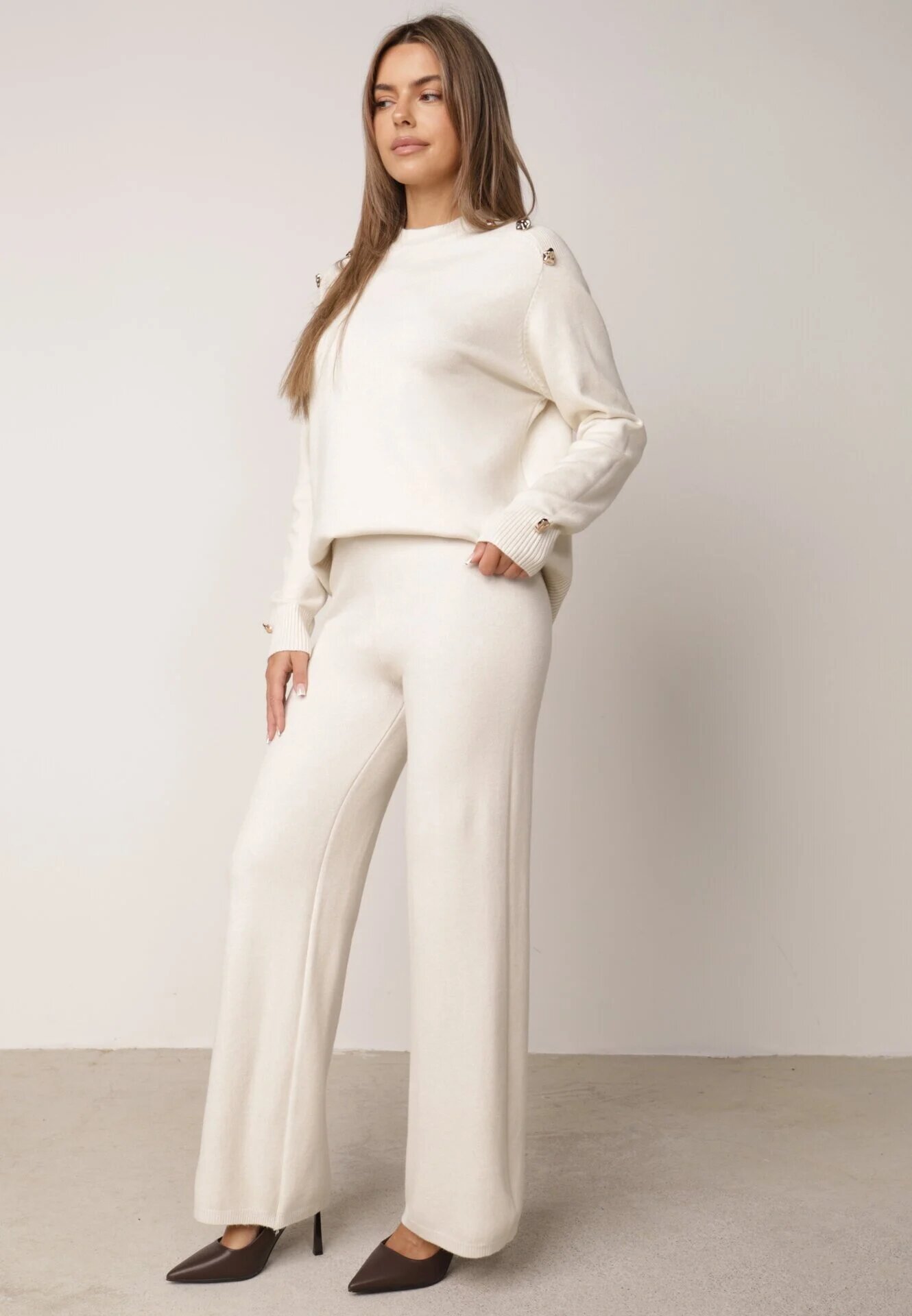 m&d fashion Set cu vâscoză pantaloni largi și pulover decorat cu nasturi Alessina Bej deschis