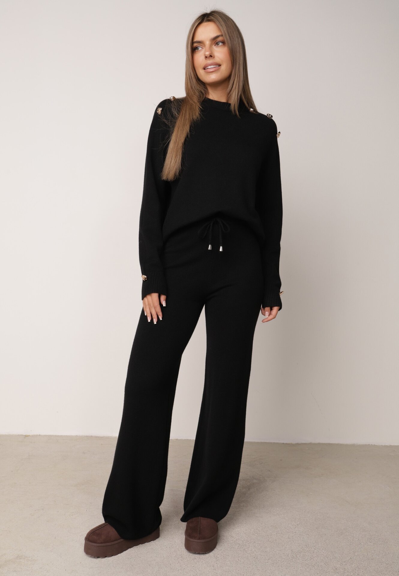 m&d fashion Set cu vâscoză pantaloni largi și pulover decorat cu nasturi Alessina Negru