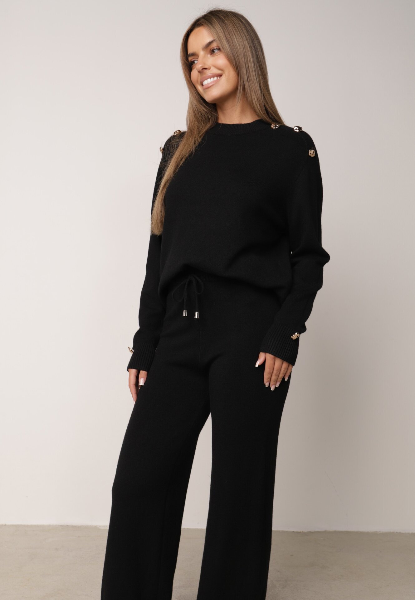 m&d fashion Set cu vâscoză pantaloni largi și pulover decorat cu nasturi Alessina Negru